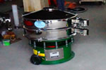 800型單層三次元振動(dòng)篩，產(chǎn)量可達(dá)800kg/h。